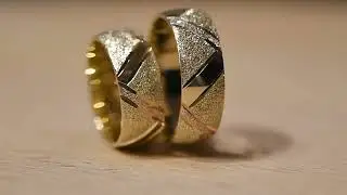 Au&szlig;ergew&ouml;hnliche, breite Bicolor-Trauringe mit speziellem Matt & Polierung &ndash; Gelbgold & Rotgold