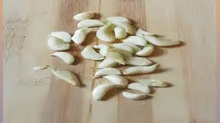 Easy trick to peel Garlic Cloves #shorts #youtube #viral@Mom's Busy Corner