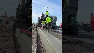 Timelapse van ons werk waarbij we stoepranden storten met een stoeprandmachine. #bouw #beton #trending #viral #werk