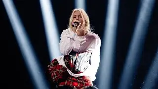 Nicolina Brandström sjunger “ Beautiful Things” av Benson Boone i Idolfinalen 2025.