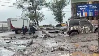 Impactante aluvi&oacute;n deja varios afectados en Alaus&iacute;