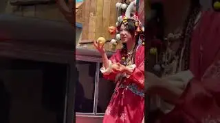 女生表演杂耍&ldquo;吃苹果&rdquo;，惊艳全场！｜中国广东广州　靓女　舞台表演　小丑　杂技　#girl #jugglling #eat #apple #performance #wow #shorts #China