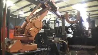 Robotic weld cell with automated tooling