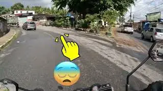 Motoqueiro se arriscando ultrapassagem pela direita 