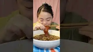 Eating Stewed Pork Head Meat With Spicy Vermicelli Mixed Water Vermicelli