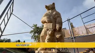 Резчик по дереву с бензопилой чтит память ветерана Второй мировой войны, который погиб, строя пар...