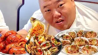 Monkey King is enjoying Yantai oysters; one is longer than his face! It's so satisfying!