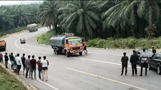 Menegangkan kernet  lompat di saat truck masih berjalan semua orang sangat begitu panik sekali