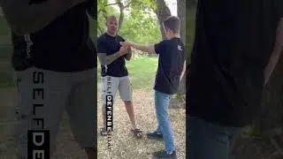 Используйте захват пальцев, чтобы повалить нападающего на землю в целях самообороны