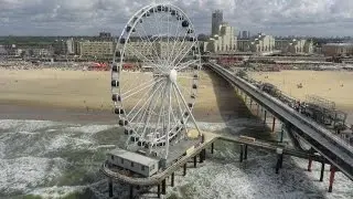 Reuzenrad, de gondels werden schoongemaakt scheveningen 21-8-2016