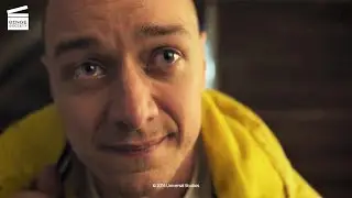 Split : Casey essaye d'amadouer Hedwig CLIP HD