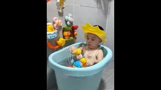 The baby's bath bucket needs a seat for comfort and warmth. #BabyBath #BabyWhoLovesBathing