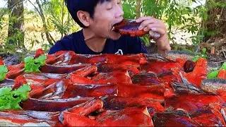 🔥 MUKBANG 15KG CRISPY ROAST PORK DIPPED IN SPICY SAUCE 🌶️ WITH FRESH HERBS &ndash; EXTREMELY SATISFYING!