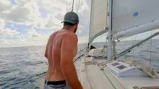 Мои проблемы с передним парусом во время гонок с друзьями!! (Я один в плавании по Карибскому морю...