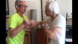 詠春梅松枝老師講詠春拳，表面看來簡單，實在禾草蓋珍珠，小念頭屬短手拳，有利埋身搏鬥，另外推拉練習係訓練其...鳴謝香港詠春體育會，詠春梅松枝老師，馮志剛師傅，黄永成博士，曾英焯師傅 柯俊瀧師傅。