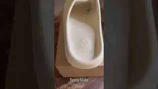 👀  New Yeezy Slide 