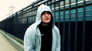 круто читает рэп