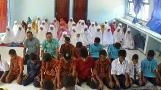 Penurunan Bendera Siang dan Sholat Dhuhur 02082017 - SMPN SATU ATAP NGETOS NGANJUK
