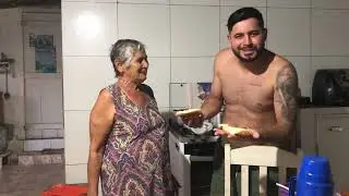 PESSOAL NOITE DA PIZZA , FIZ UMA BEM RECHEADO DE FRANGO COM QUEIJO E MICAELLY ME AJUDOU COM IRINEU