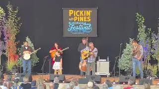 America The Beautiful - Heartfelt Bluegrass Performance by Kenny & Amanda Smith with Annabelle