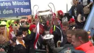 FC Bayern M&uuml;nchen: Der CL-Sieger 2013 mit Pokal zur&uuml;ck in M&uuml;nchen