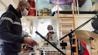 @Mayito explica ideas para hacer solos en el timbal.