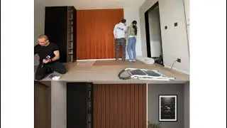 Montowanie paneli tapicerowanych na wymiar na kleju montażowym. Tkanina Magic Velvet.