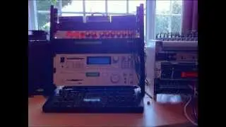 Akai S2000 and Akai s3000xl (simple drum & bass demo)