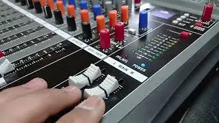 Cómo conectar y configurar un sistema de audio amplificado 