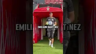 DO GOALKEEPERS WEAR THE SAME GLOVES EVERY MATCH?🤯👀