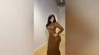 Карди Би выглядит потрясающе на фотографии в Instagram Stories.