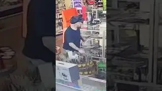 Поймано на камере видеонаблюдения в знаменитой табачной лавке #помогитенайтисмысл #смешно #скит