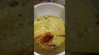 Comment r&eacute;aliser un gel douche au curcuma pour un teint &eacute;clatant sans t&acirc;ches.