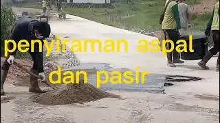 Proses pelapisan aspal desa Simpang Pelabuhan dalam.