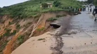 Triste nouvelle: La route matadi divis&eacute;e en 2 parties  sous la pluie