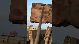 Привез, выгружаю бетонные плиты для стройки гаража