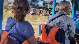 Palafitte sul Lago Tonle Sap in Cambogia hmmmmmm very niiiiiiiiiiiiiice. Villaggio di Kampong Phluk.
