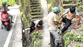 A kind motorcycle rider saved a disabled young man who fell into a pit！