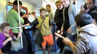 в Тбилиском метро поют - Belo Travel