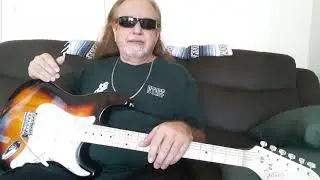 1st play cord on electric guitar