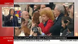 la bara di Lucio Dalla all'uscita della chiesa.MPG