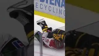 Oscar Lindberg tacklar Jesse Yl&ouml;nen (Skellefte&aring; AIK &Ouml;rebro HK Skellefte&aring; Kraft Arena SHL) (#Shorts)