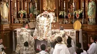 Santa Missa Pontifical celebrada pelo Cardeal Raymond Leo Burke