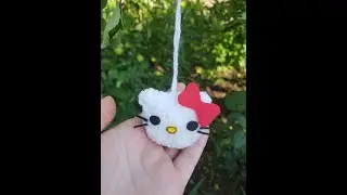 Милая кошечка Хелло Китти из ниток || Игрушки из помпонов || Подвеска для ключей