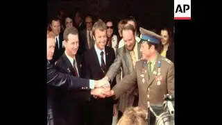 SYND 02/06/71S APOLLO 14 ASTROS MEET COSMONAUTS