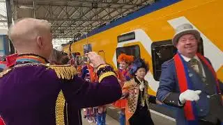 Aankomst op het station van onze Stadsprins Frivolicus en zijn gevolg