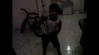ni&ntilde;o bailando wachiturro