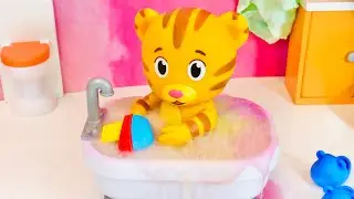 BATH Time DANIEL TIGER Color CHANGING Fizzy Rock Bombs Bathtub Doll Toys