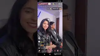 Angelique y  pulsera en entrevista
