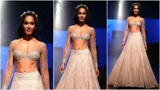 Lisa Haydon ki Open Dress ne Sabko Hila dia ||Oops Moment